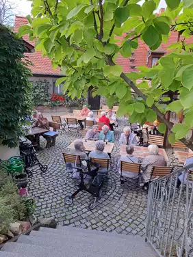 Beim Ausflug nahmen die Mieterinnen und Mieter des Wohnparks AM TÖPFERDAMM in einer Weinstube Platz.
