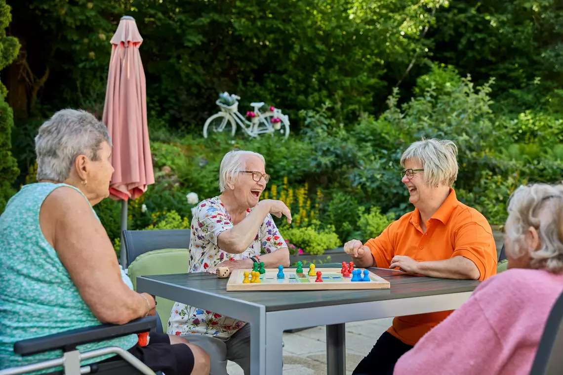 Auf der lichtverwöhnten Terrasse der Pflegeeinrichtung in Bad Überkingen verbringen unsere Bewohner und Mitarbeiter gerne einen Spielenachmittag.