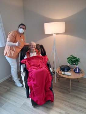 Ein Bewohner genießt die Entspannung im modernen Massagesessel, den der Förderverein für Senioren in Sinsheim-Weiler e.V. dem avendi-Pflegeheim AM STEINSBERG spendete