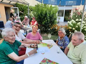 In gemütlicher Runde feierten Bewohnerinnen und Bewohner, Mieterinnen und Mieter beim Sommerfest in der avendi-Seniorenresidenz KINZIGALLEE in Kehl.