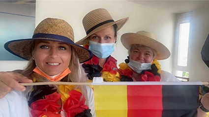 Drei Pflegekräfte mit Deutschfahne anlässlich der Fußball-Europameisterschaft 2021 im avendi-Pflegeheim PARKSTRASSE in Ketsch