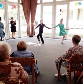 Das Juniorentanzpaar des Tanzsportclub Blau-Gelb Weißenfels begeisterte im Wohnpark AM TÖPFERDAMM mit Tänzen.