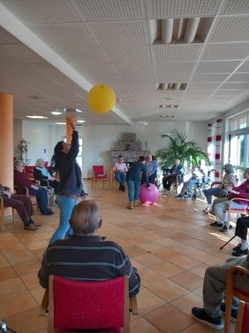 Gymnastik macht Spaß und hält fit: Im Pflegeheim NECKARHAUS wird den Pflegebedürftigen einiges geboten!