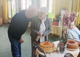 Herzliche Glückwünsche erreichten Bewohnerin Frau B. zu ihrem 100. Geburtstag, den sie im Mannheimer LANZGARTEN feierte. 