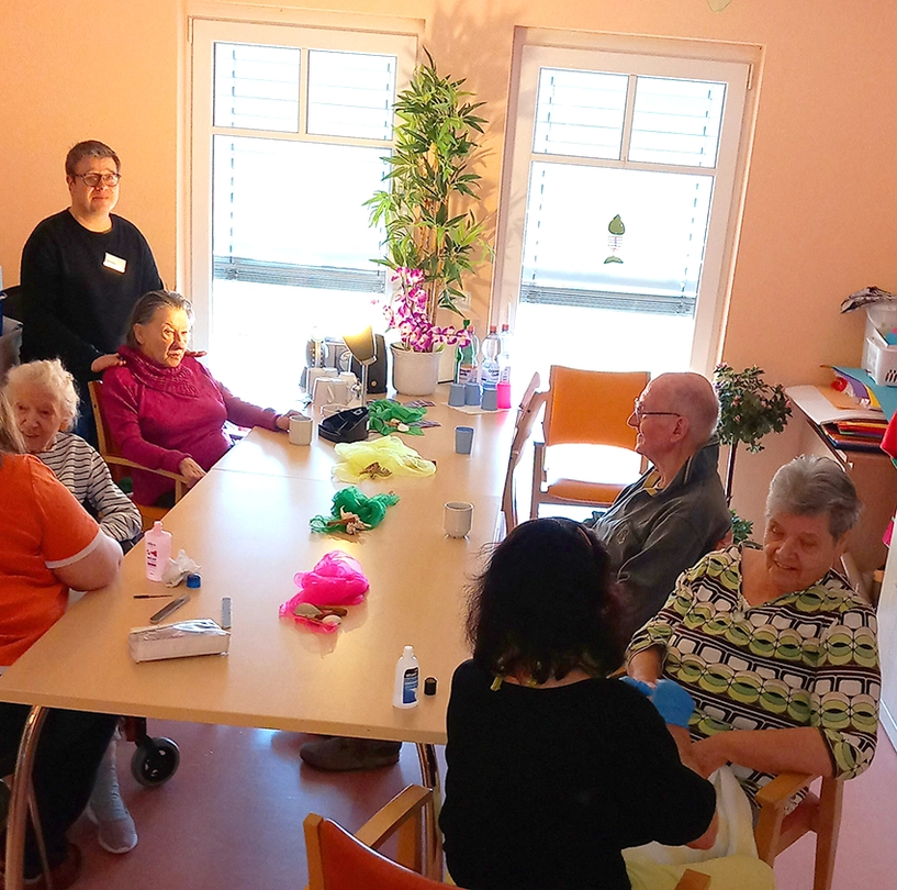 Seniorinnen und Senioren am Tisch