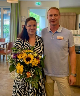 Heimleiter Robert Roch begrüßte Pflegedienstleiterin Corinna Hirsch am ersten Tag mit Blumen