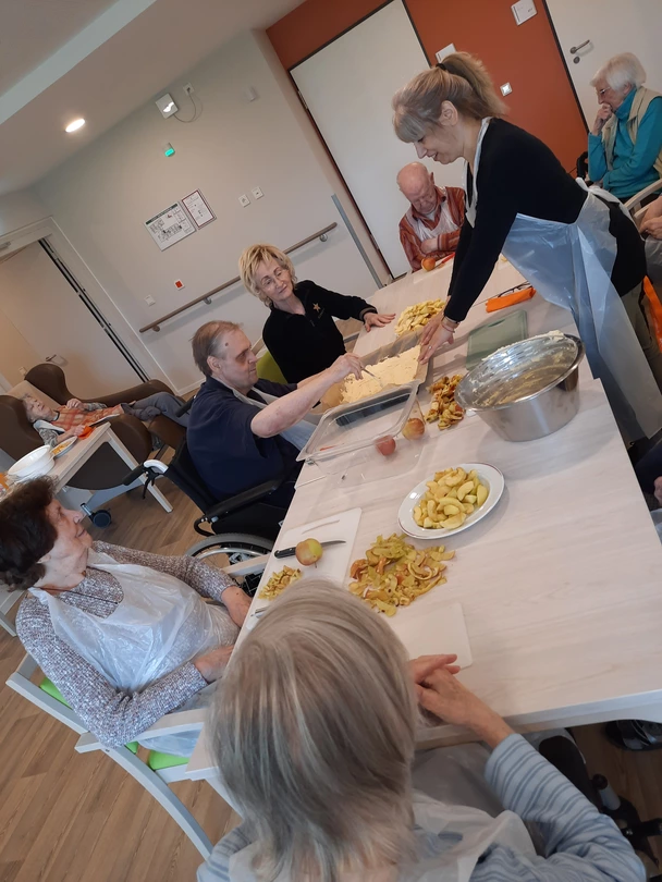 Teamwork ist angesagt: Gemeinsam backten die Bewohnerinnen und Bewohner im Pflegeheim AM STEINSBERG Apfelkuchen