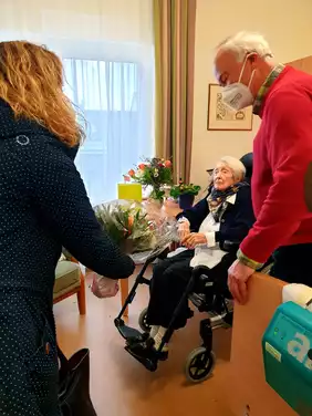 Blumen und viele gute Wünsche bekam Frau J. im avendi-Pflegeheim RHEIN-PFALZ-STIFT in Waldsee, wo sie ihren 101. Geburtstag feierte.