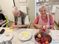 Senior und Seniorin schneiden und schälen Äpfel