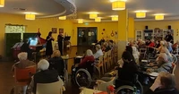 Trio Sanssouci in der Cafeteria, Publikum hört zu
