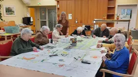 Maltherapie in der Seniorenresidenz KINZIGALLEE: Die Bewohnerinnen und Bewohner gestalteten schöne Bilder.