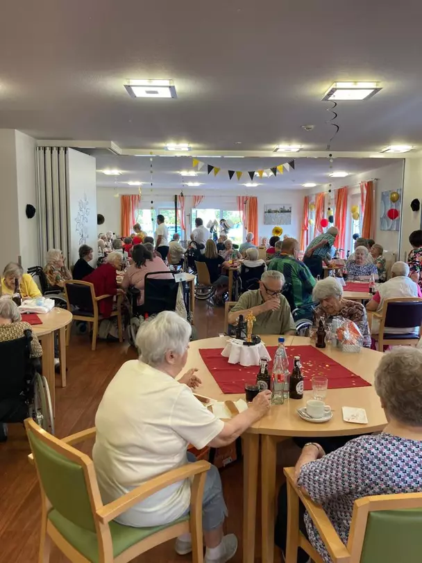 Die Cafeteria des RHEIN-PFALZ-STIFT in Waldsee war gut besucht beim Sommerfest 2023.