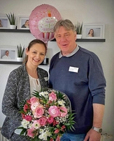 Yvonne Köhler mit Blumen, an der Seite von Heimleiter Jürgen Stephan
