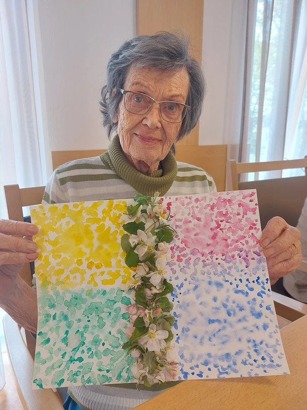 Bei der Maltherapie mit Britta Meinke können die Bewohnerinnen und Bewohner in der Seniorenresidenz ALTE MÜHLE in Kehl kreativ sein.