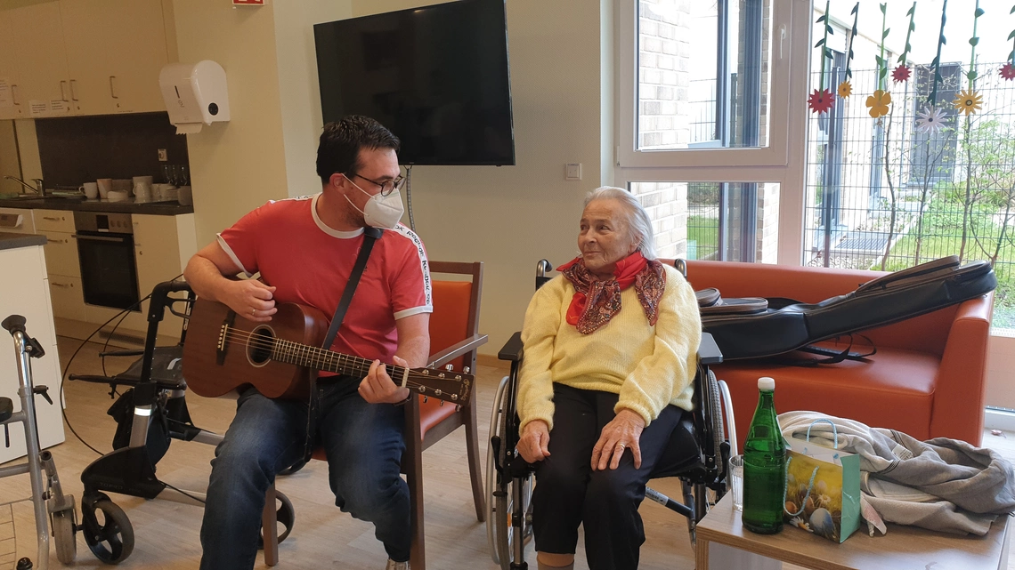 Musiktherapeut Keßler und eine Bewohnerin musizieren gemeinsam.