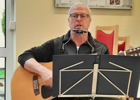 Musiker Peter Rusmich war in der avendi-Seniorenresidenz KINZIGALLEE zu Gast und bot Schlagermusik.