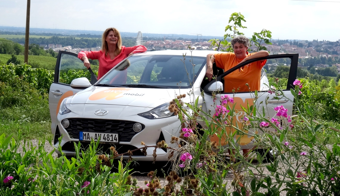 Sabine Rauh und Snezana Mosthof mit avendi-mobil-Auto in Bad Dürkheim