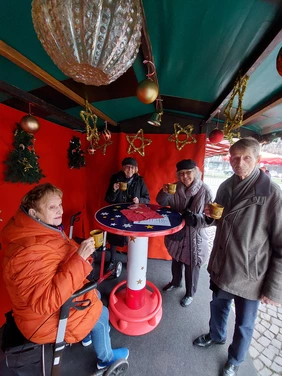 Die Tagespflege-Gäste ließen sich den Glühwein auf dem Mannheimer Weihnachtsmarkt am Wasserturm schmecken. 