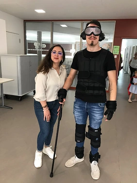 Schüler mit VR-Brille, Gehstock und Gewichten