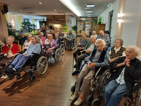 In Mannheim verfolgen Pflegeheimbewohner ein Konzert mit Thomas Rothfuß