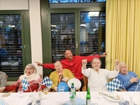 Die Bewohnerinnen und Bewohner des Pflegeheims in Mannheim-Lindenhof hatten beim Oktoberfest viel Spaß. 