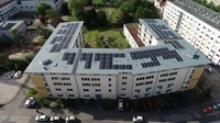 Die Photovoltaik-Module auf dem Dach des Palais Bose von einer Drohne von oben aufgenommen