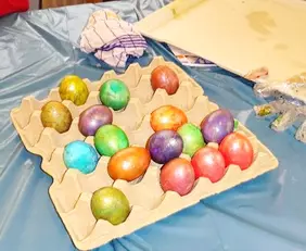 Eierfärben macht auch den Bewohnerinnen und Bewohnern im Pflegeheim AM MÜHLBACH großen Spaß. 
