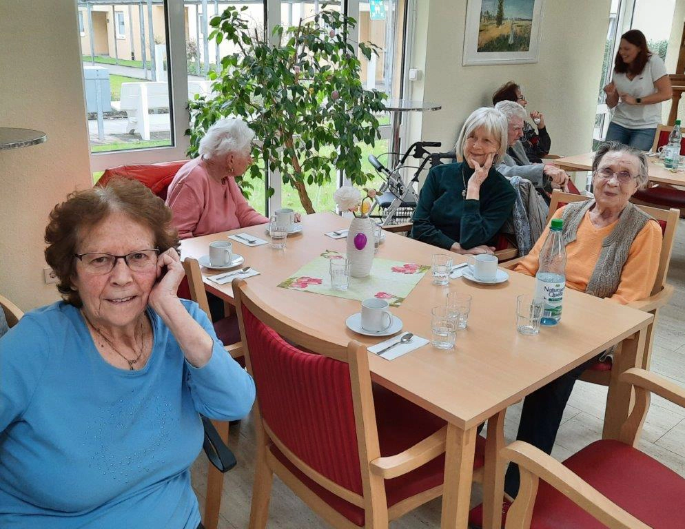 Seniorinnen am Tisch in der Kinzigallee