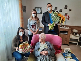 Mit Blumen und Torte gratuliert das avendi-Team zum 100. Geburtstag