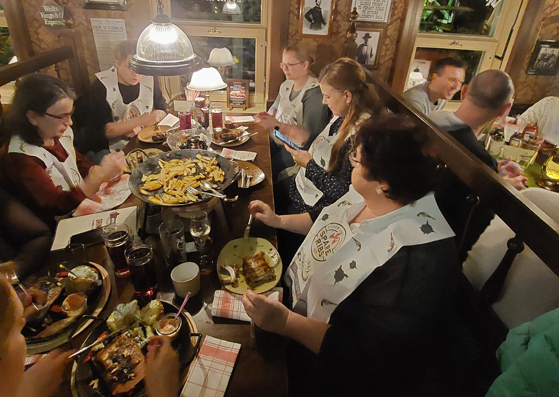 Das Essen im Western-Saloon in Rust schmeckte dem avendi-Team aus Kehl-Bodersweier hervorragend.
