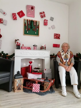 Weihnachtliche Fotos machen die Bewohner im Pflegeheim.