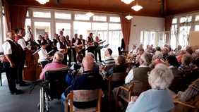 Im Weißenfelser Wohnpark AM TÖPFERDAMM trat der "Leißlinger Männerchor" auf. Für die Mieterinnen und Mieter ein tolles Konzert.
