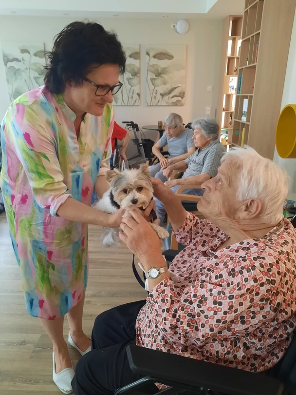 Der Besuch von Nachwuchs-Therapiehund Annabell versüßte des Bewohnerinnen und Bewohnern im Pflegeheim in Sinsheim den Tag.