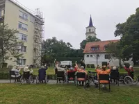 Gemeinsam machten Schülerinnen, Schüler, Bewohnerinnen und Bewohner Gymnastik im Park des PALAIS BOSE