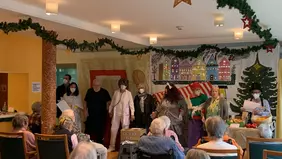 Beim Mitmachtheater führten Bewohner und Mitarbeiter im Ketscher avendi-Pflegeheim PARKSTRASSE eine Theaterstück auf.