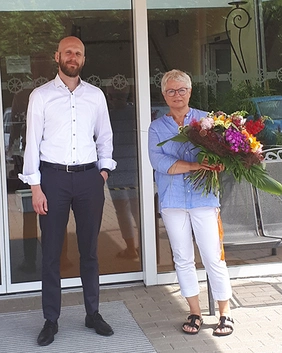 Kaufmännischer Leiter Sebastian Ries überreicht Heimleiterin Ingrid Witt in der Seniorenresidenz ALTE MÜHLE Blumen zum Abschied in den Ruhestand.