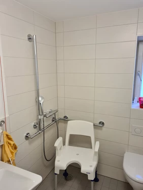 In der Sinsheimer avendi-Einrichtung HAUS BURGBLICK in Weiler tut sich etwas. Im Rahmen der Umsetzung des Bescheides zur Landesheimbauverordnung wurden in drei Zimmern die Bewohnerbäder mit Dusche, WC und Waschbecken umgebaut.