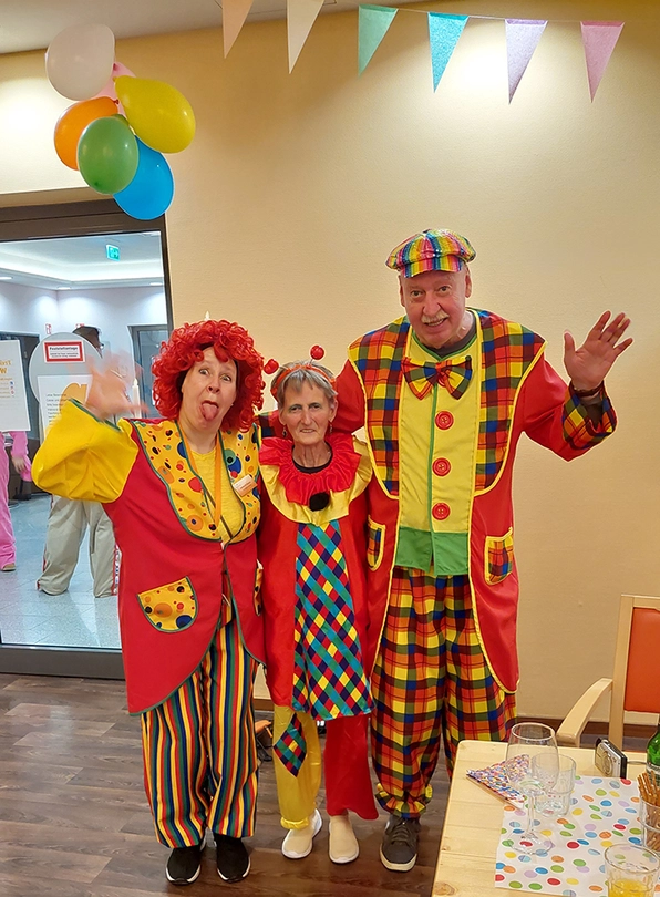 Drei als Clowns verkleidete Menschen