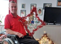 Bewohner Herr T. bastelt Weihnachtssterne für das Pflegeheim von avendi in Sinsheim