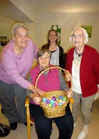 Bewohnerinnen des Pflegeheims AM MÜHLBACH in Bad Überkingen färbten Eier Ostern.