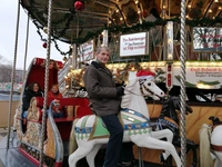Die Gäste der Tagespflege hatten viel Spaß bei der Fahrt im historischen Karussell auf dem Mannheimer Weihnachtsmarkt