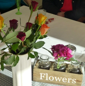 Blumen auf einem Tisch im Pflegeheim in Dessau-Roßlau
