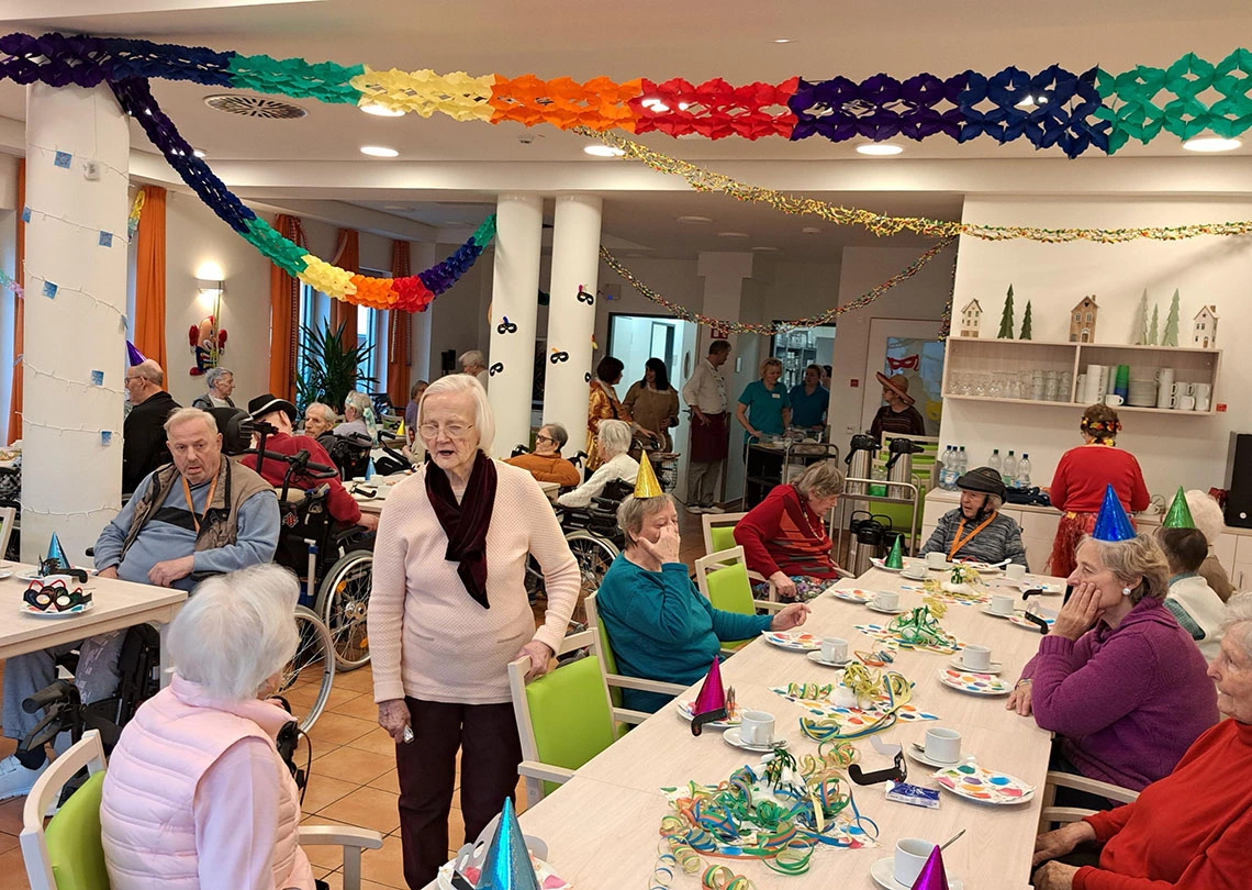 Die Cafeteria der Pflege IM STEUBENHOF war zur Fasnachtsfeier bunt geschmückt.
