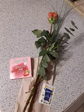 Die künftige Pflegedienstleitung überrascht ihr Team am Valentinstag mit einer Rose.
