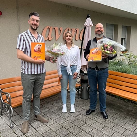 Der neue Heimeiter Alexander Grünewald mit Pflegedienstleiter Edis Kubat und einer Mitarbeiterin, die Blumen überreicht hat.