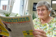 Eine Bewohnerin liest Zeitung