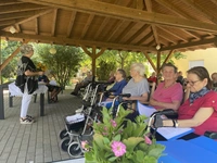 Die Bewohnerinnen und Bewohner der ALTEN MÜHLE in Kehl-Bodersweier trafen sich zum Gottesdienst im Garten.