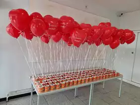 In der maxQ. Pflegeschule Heidelberg überraschte avendi am Valentinstag mit Luftballons und Tassen voller Süßigkeiten.