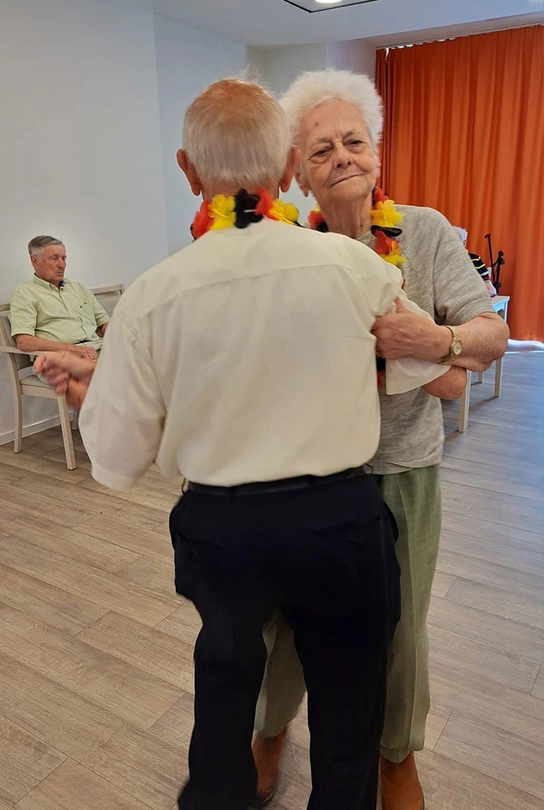 Seniorin und Senior beim Tanzen