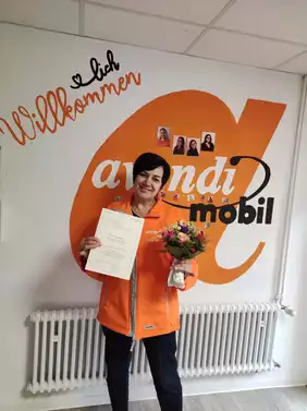 Schon seit fünf Jahren gehört Vesna zum a-Team von avendi mobil Mannheim. Zum Betriebsjubiläum gab es Blumen und eine Urkunde.